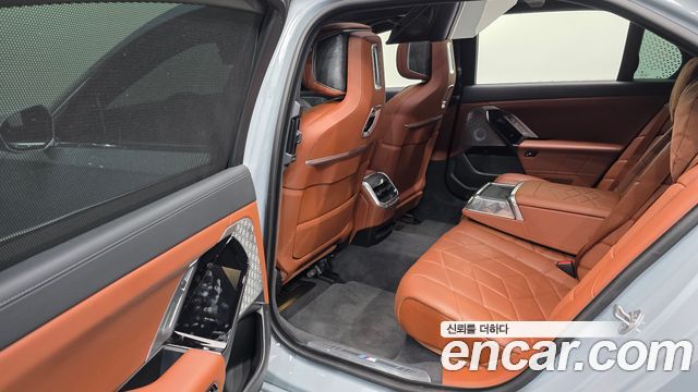 BMW i7 2023 — photo 18