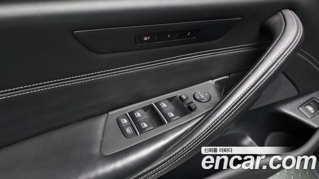 BMW 5-Series 2019 — photo 25