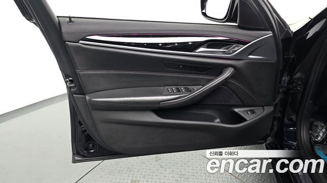 BMW 5-Series 2019 — photo 14