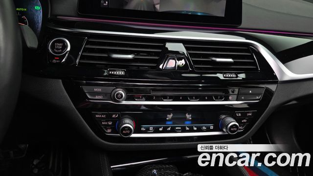 BMW 5-Series 2019 — photo 32