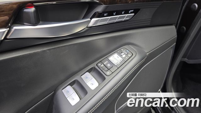 Genesis G90 2019 — photo 28