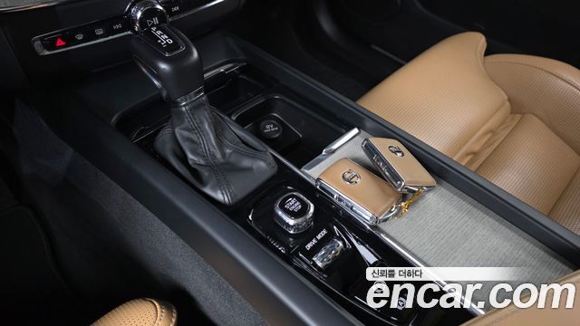 Volvo XC60 2019 — photo 9