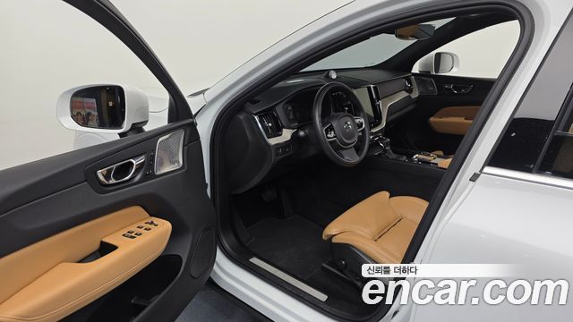 Volvo XC60 2019 — photo 10