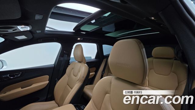 Volvo XC60 2019 — photo 15