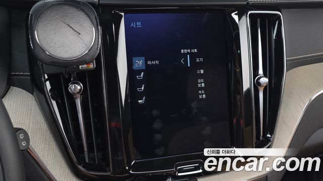 Volvo XC60 2019 — photo 17