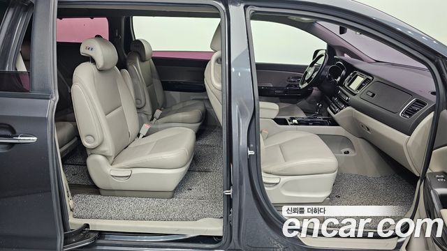 Kia Canival 2015 — photo 11