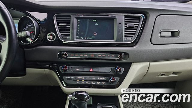 Kia Canival 2015 — photo 15