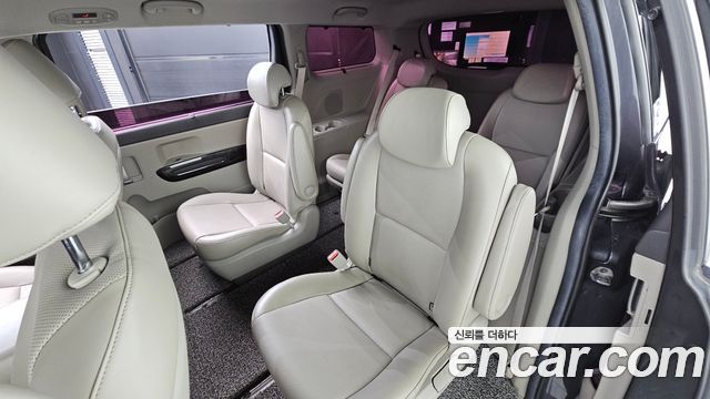 Kia Canival 2015 — photo 17