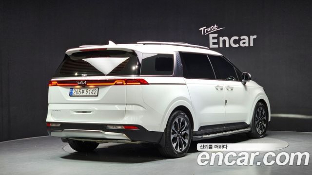 Kia Canival 2023 — photo 2