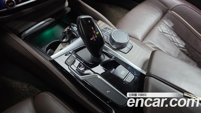 BMW 5-Series 2018 — photo 9