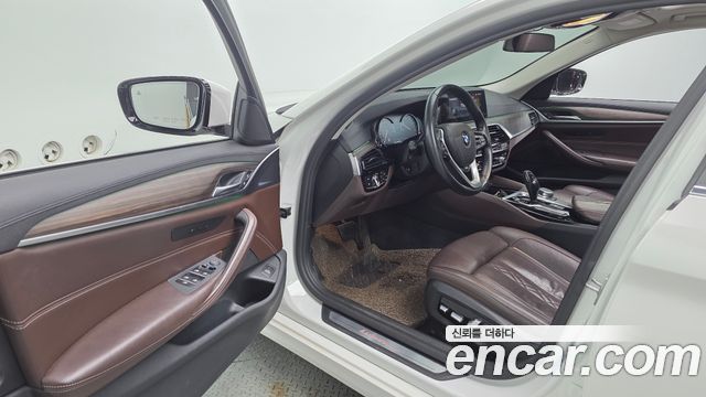 BMW 5-Series 2018 — photo 10