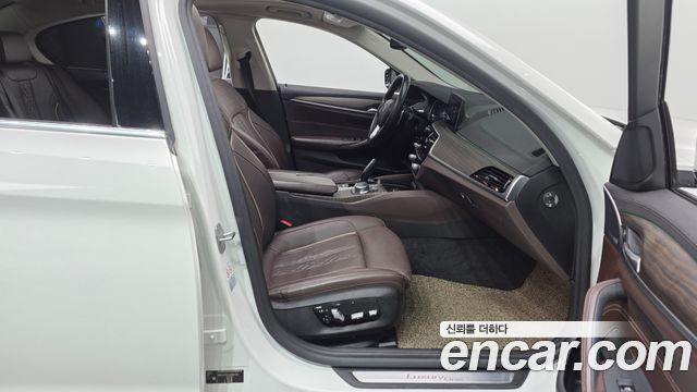 BMW 5-Series 2018 — photo 11