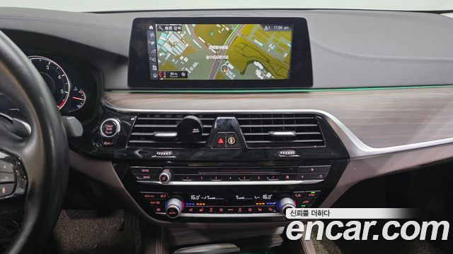 BMW 5-Series 2018 — photo 13