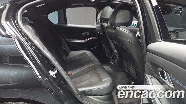 BMW 3-Series 2022 — photo 17