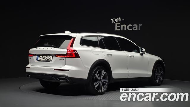 Volvo V60 2021 — photo 2