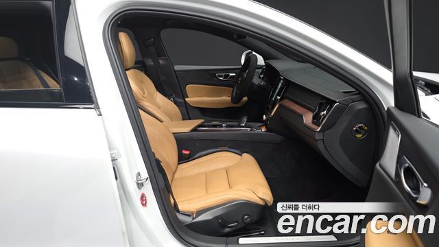 Volvo V60 2021 — photo 17