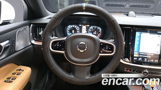 Volvo V60 2021 — photo 19