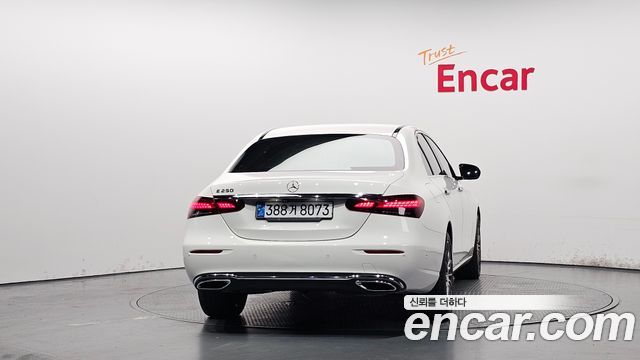 Mercedes-Benz E-Class 2021 — photo 4