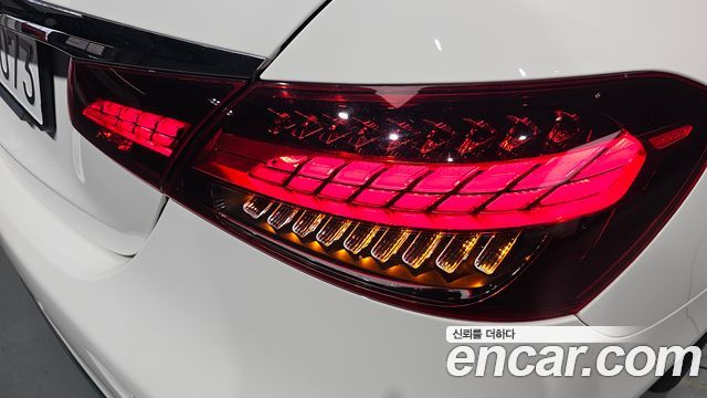 Mercedes-Benz E-Class 2021 — photo 9