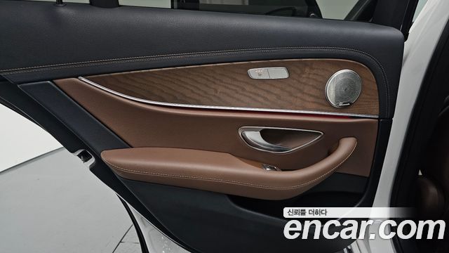 Mercedes-Benz E-Class 2021 — photo 15