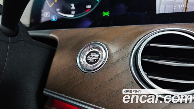 Mercedes-Benz E-Class 2021 — photo 30