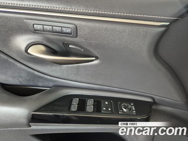 Lexus ES 2023 — photo 11