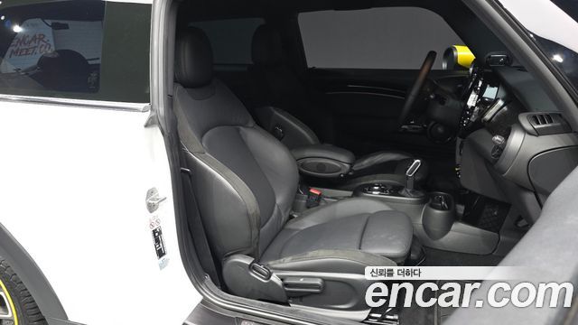 Mini Cooper 2024 — photo 17