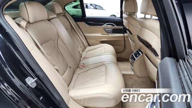BMW 7-Series 2016 — photo 12