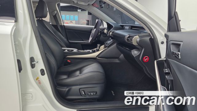 Lexus IS 2015 — photo 11