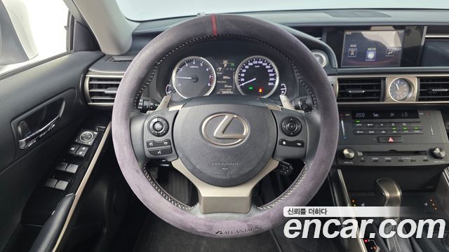 Lexus IS 2015 — photo 13