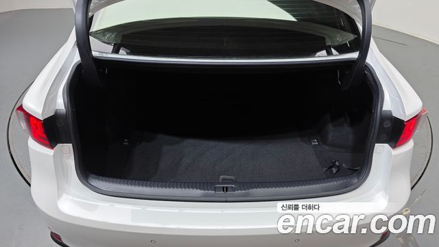Lexus IS 2015 — photo 20