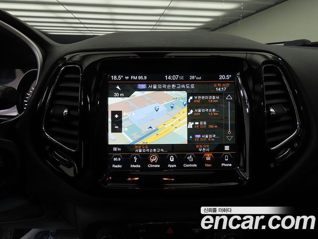 Jeep Compass 2018 — photo 11