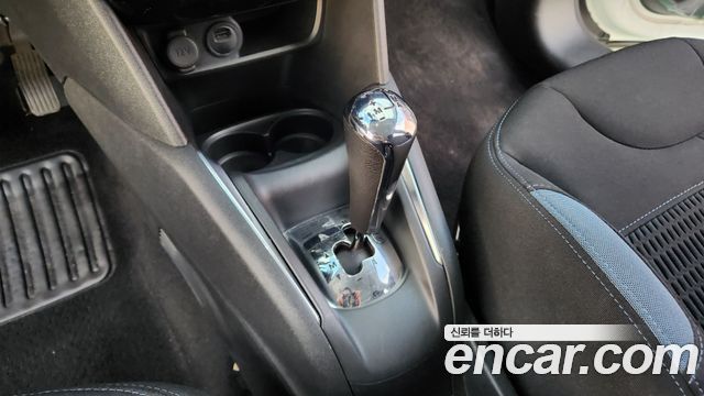 Peugeot 208 2014 — photo 9