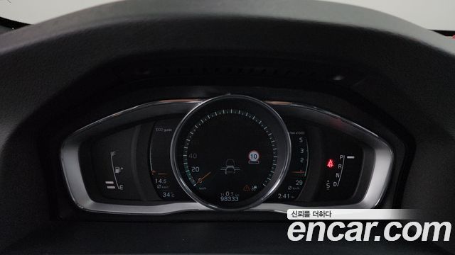 Volvo V60 2018 — photo 11