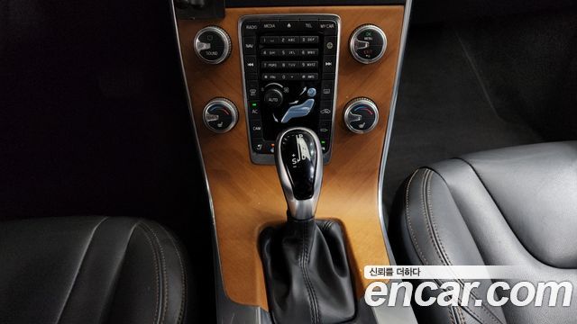 Volvo V60 2018 — photo 12