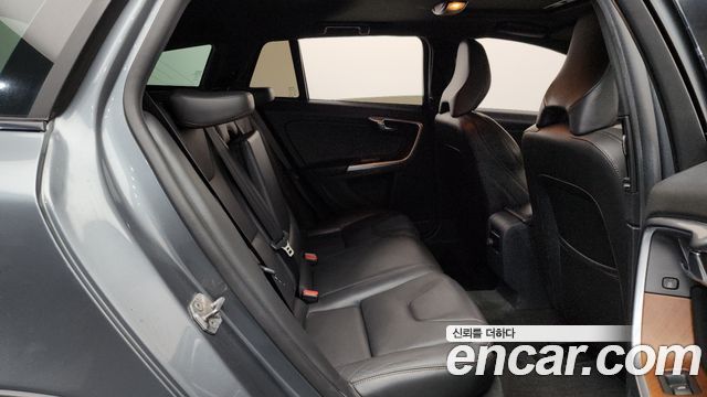 Volvo V60 2018 — photo 17