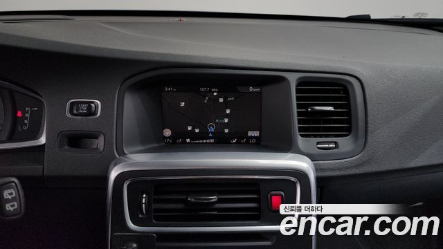 Volvo V60 2018 — photo 18