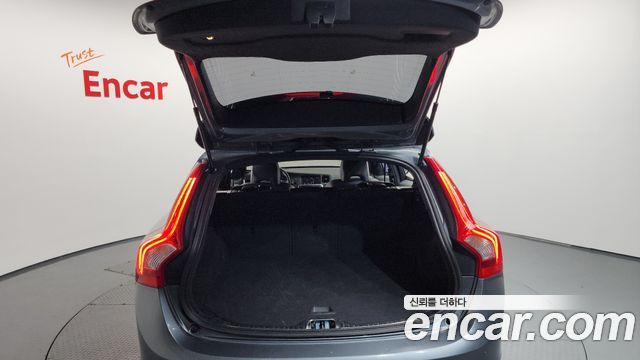 Volvo V60 2018 — photo 24