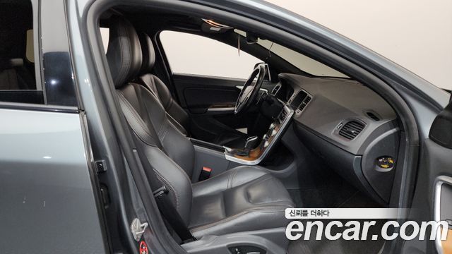 Volvo V60 2018 — photo 16