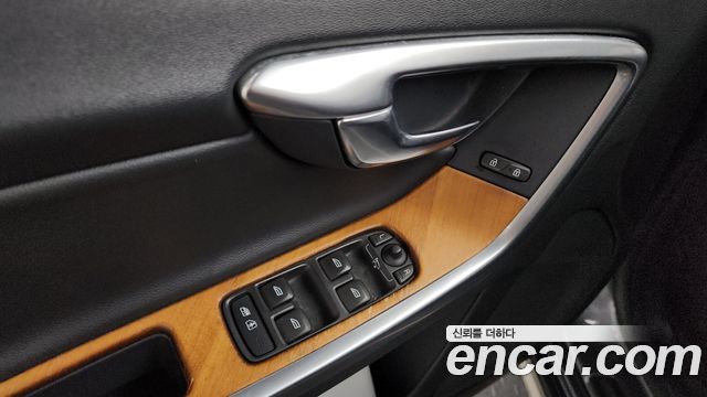 Volvo V60 2018 — photo 29