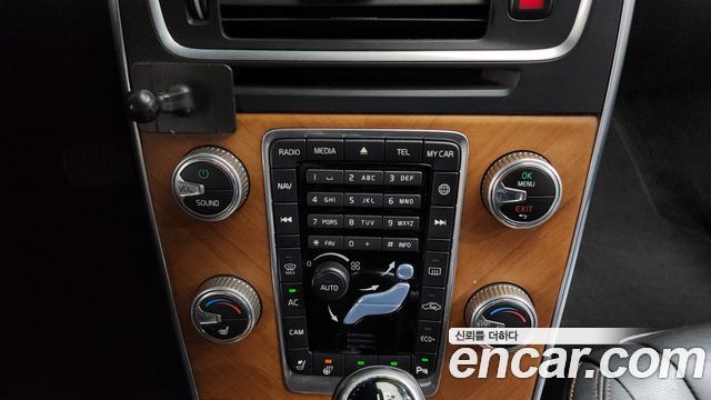 Volvo V60 2018 — photo 31