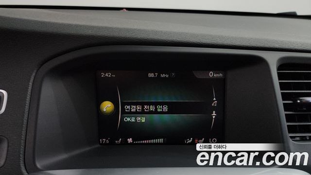 Volvo V60 2018 — photo 34