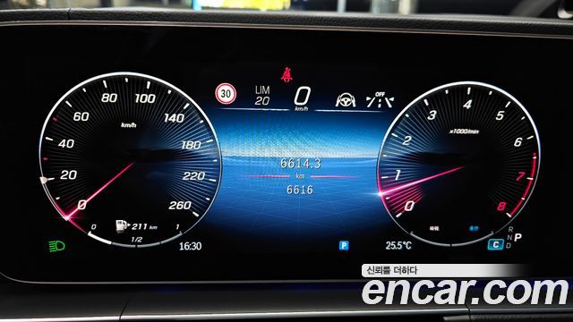 Mercedes-Benz GLE-Class 2025 — photo 11
