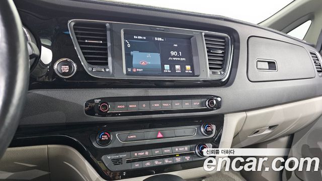 Kia Canival 2018 — photo 18
