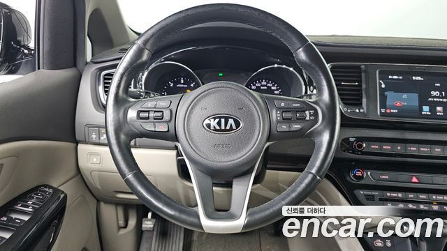 Kia Canival 2018 — photo 19