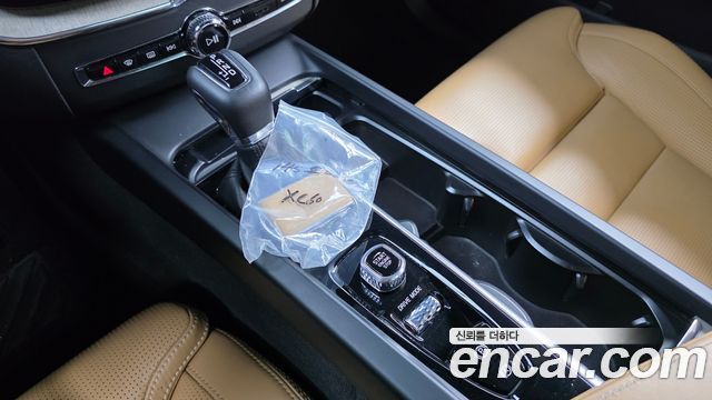 Volvo XC60 2020 — photo 9