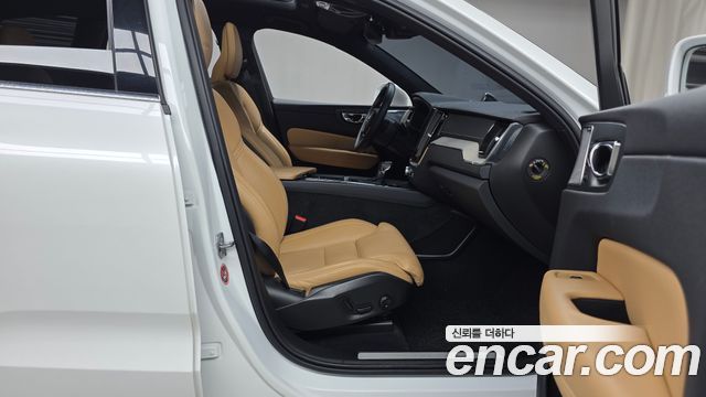 Volvo XC60 2020 — photo 11