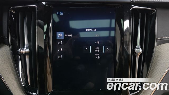 Volvo XC60 2020 — photo 16