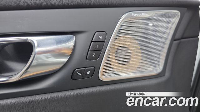 Volvo XC60 2020 — photo 17