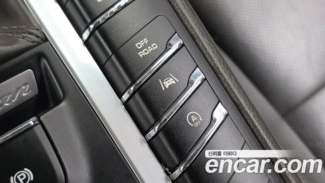 Porsche Macan 2017 — photo 17